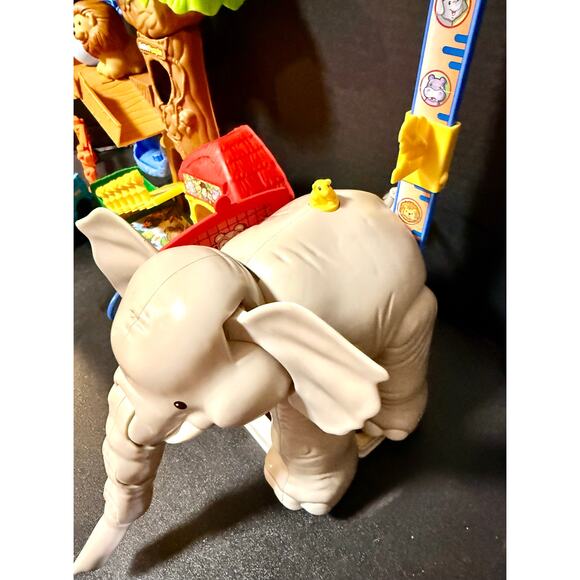 Fisher-Price Little People Big Animal Zoo animals truck zoo keeper ball of food - Picture 7 of 10